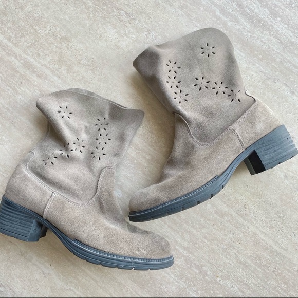 CLOSET CLOSING Martino Suede Floral Cut Out High Quality Boots - Picture 3 of 13